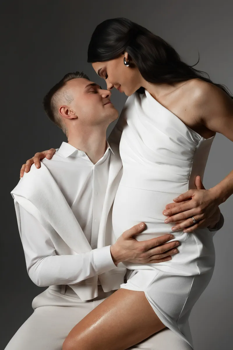 Ein Paar in einem Studio, das die Schwangerschaft feiert.